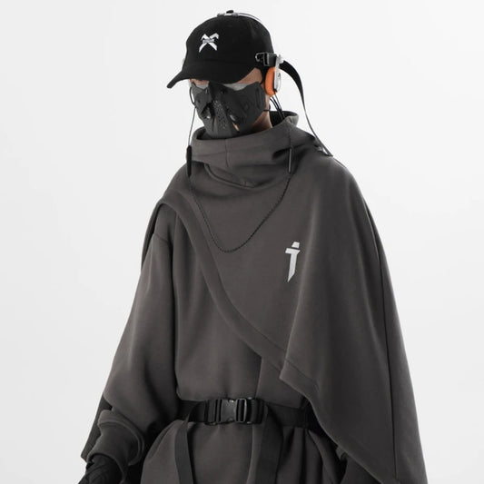 Homme portant cape hoodie techwear gris ARENS avec masque et col haut style cyberpunk futuriste