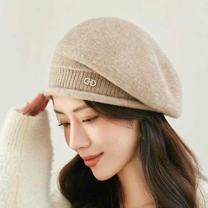 Femme portant un bonnet beige en polaire extensible, style coréen chic pour l’hiver