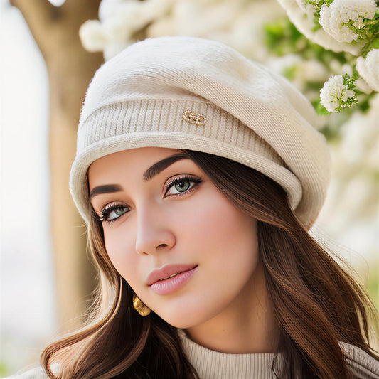 Femme portant un bonnet polaire beige avec petite poche pour l’hiver