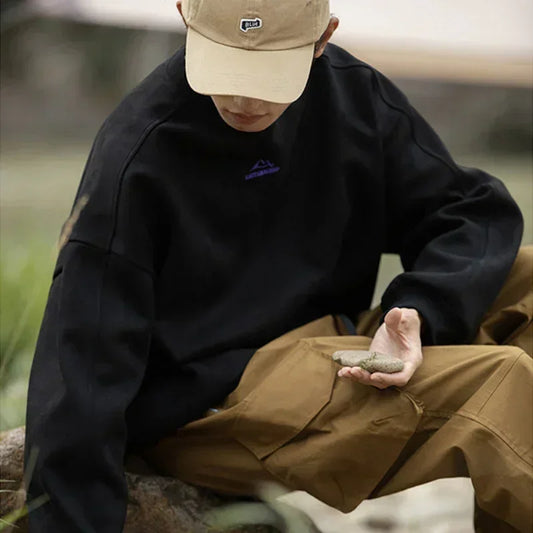 pull en daim marron oversize vintage porté par homme style streetwear