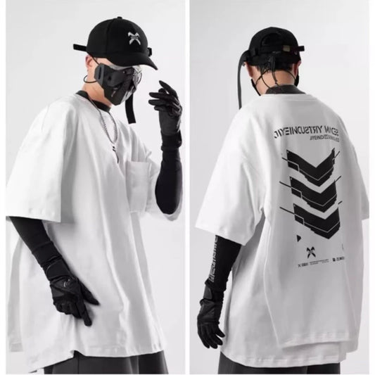 lookbook techwear hommes portant t-shirts cape oversize blanc