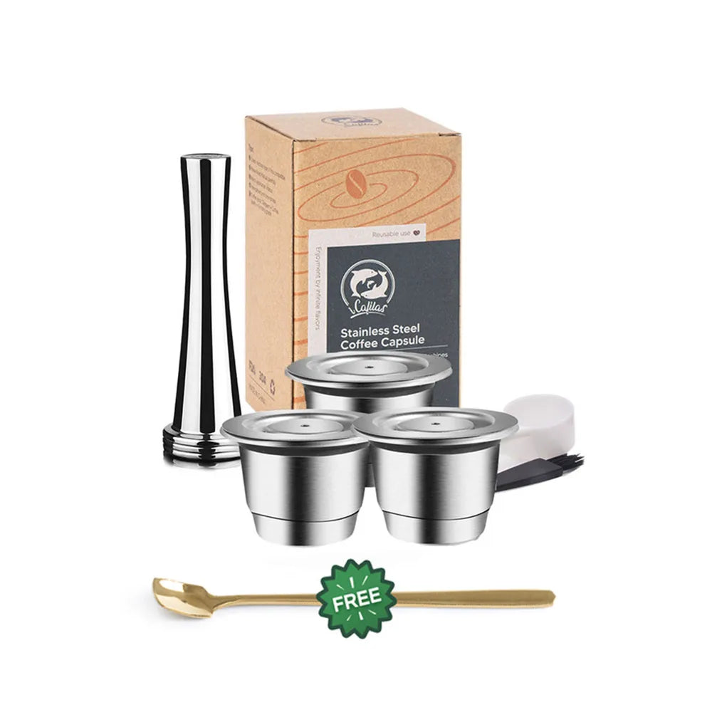 Accessoires pour capsule café zéro déchet : cuillère dorée, dameur et brosse.