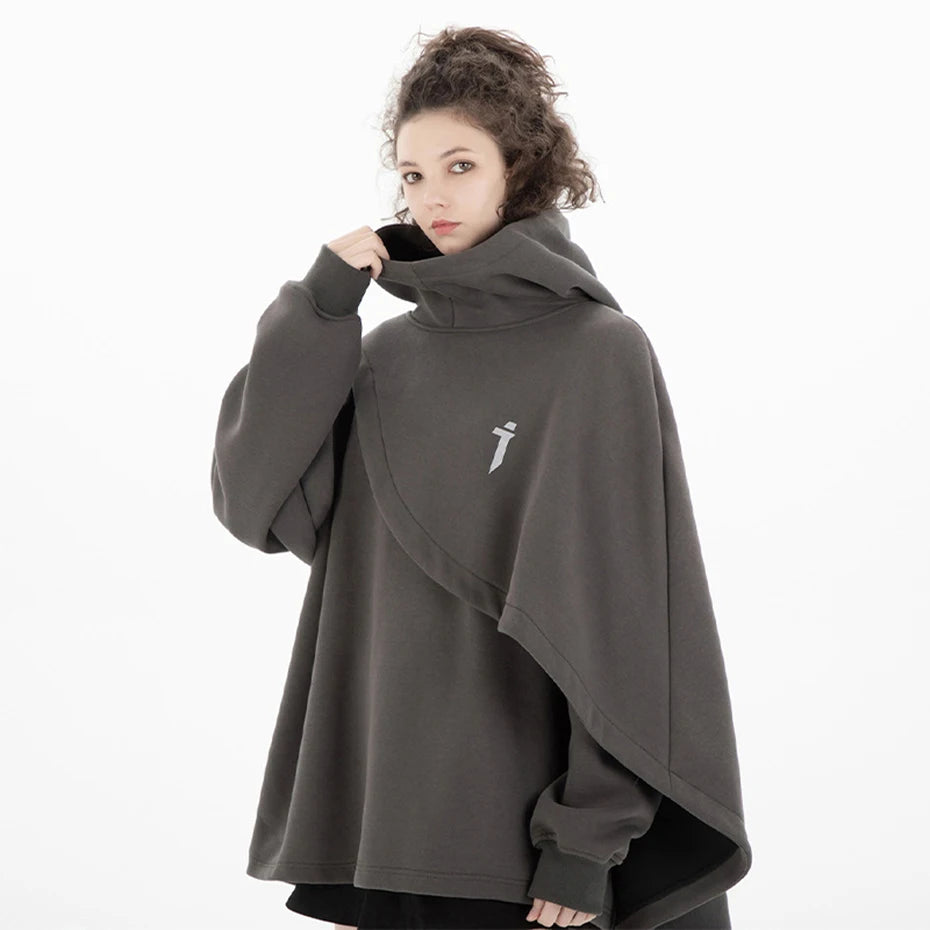 Femme portant cape oversize beige ARENS, mode streetwear japonaise Harajuku automne hiver
