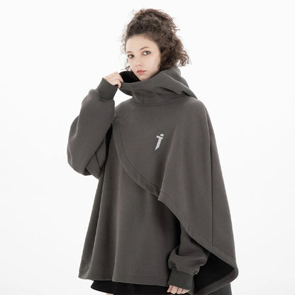 Femme portant cape oversize beige ARENS, mode streetwear japonaise Harajuku automne hiver
