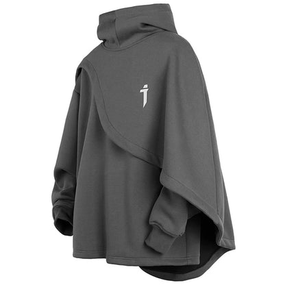 Vue arrière de la cape techwear ARENS, détail du logo minimaliste, style futuriste oversize