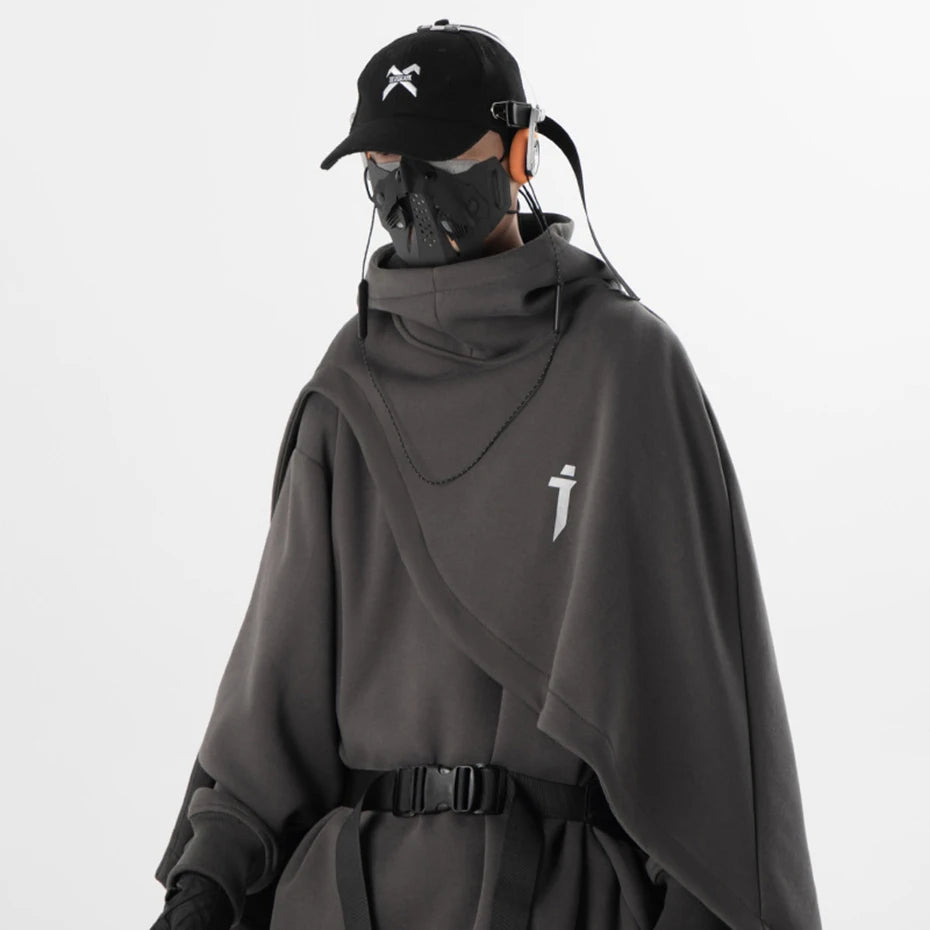 Homme portant cape hoodie techwear gris ARENS avec masque et col haut style cyberpunk futuriste 
