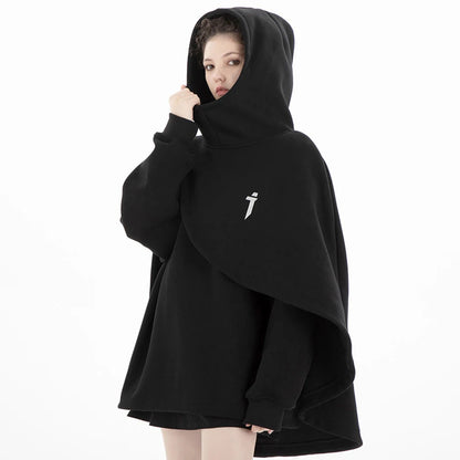 Cape hoodie techwear noir oversize ARENS portée par une femme, look darkwear minimaliste
