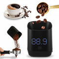 Balance à café de précision avec grains de café et porte-filtre espresso.