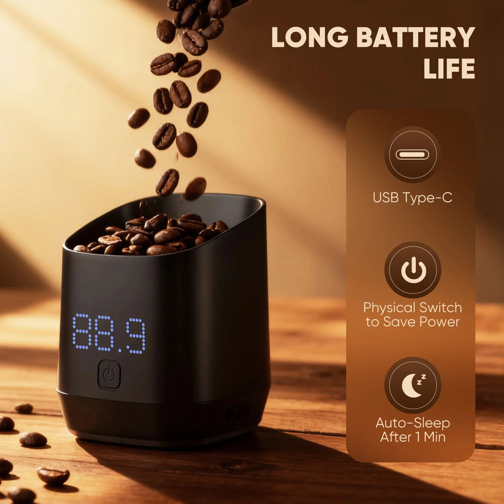 Vue de la balance à café montrant le port de charge USB-C et l'autonomie.