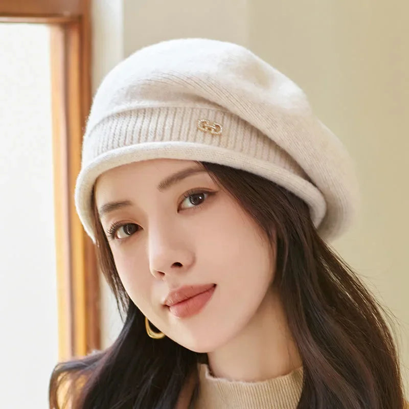 Femme avec bonnet blanc en tricot polaire doux, mode coréenne cosy pour automne et hiver
