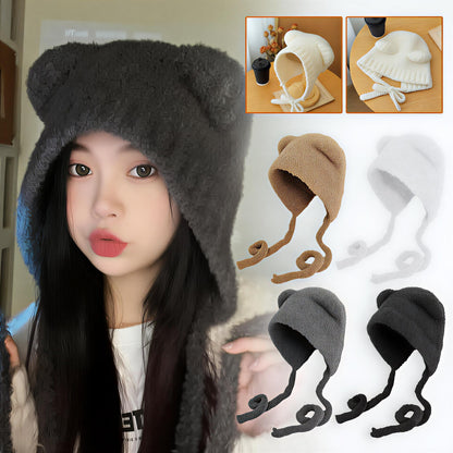 Femme portant un bonnet d’hiver noir avec oreilles d’ours
