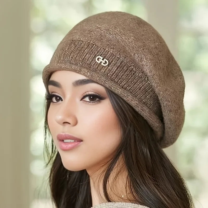 Femme portant un bonnet marron en polaire chaude, style coréen cosy pour l’hiver
