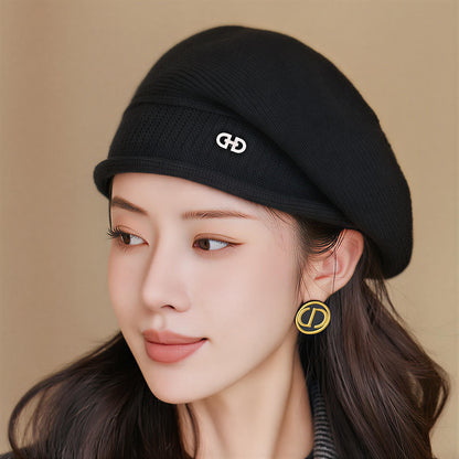 Femme portant un bonnet polaire noir avec poche latérale pour l’hiver
