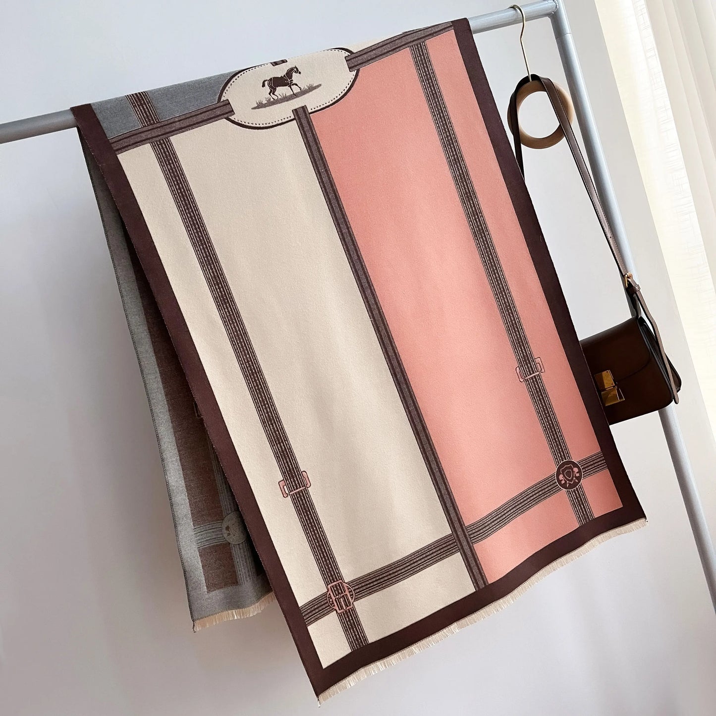 écharpe rectangulaire élégante femme style luxe haute qualité