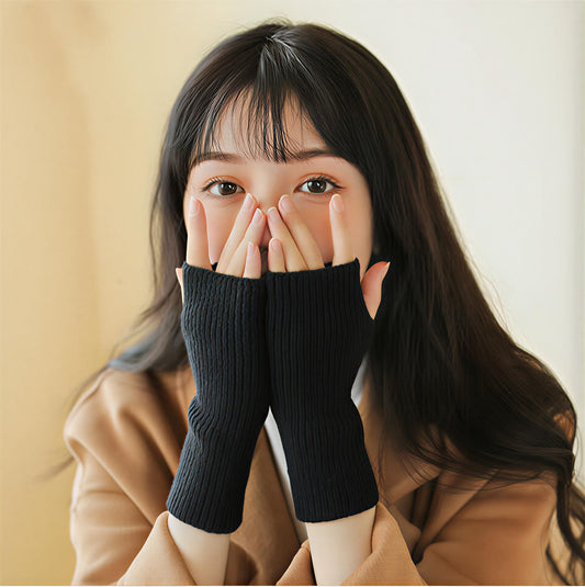 Femme portant des gants demi-doigt en laine noire pour l’hiver
