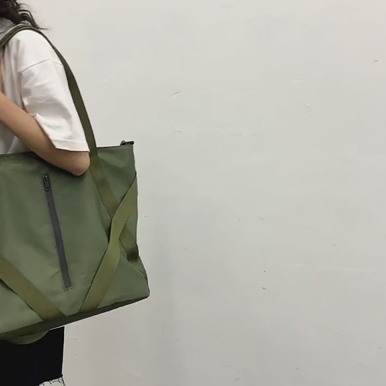 démonstration du sac en nylon grande capacité dans une vidéo lifestyle
