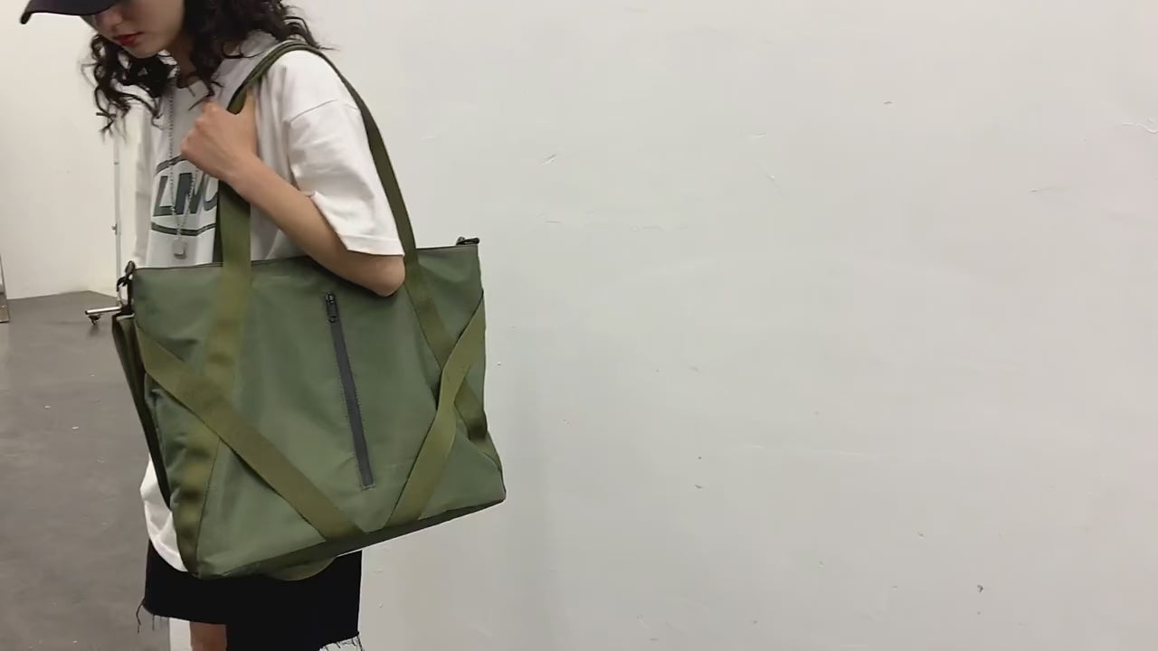 démonstration du sac en nylon grande capacité dans une vidéo lifestyle