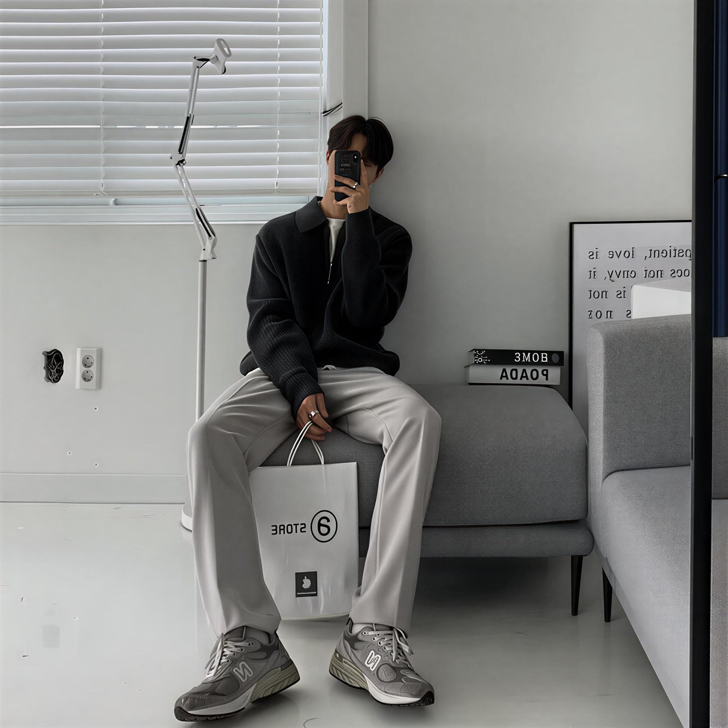 pull Harajuku homme col rabattu noir porté en intérieur style décontracté