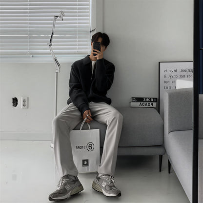 pull Harajuku homme col rabattu noir porté en intérieur style décontracté