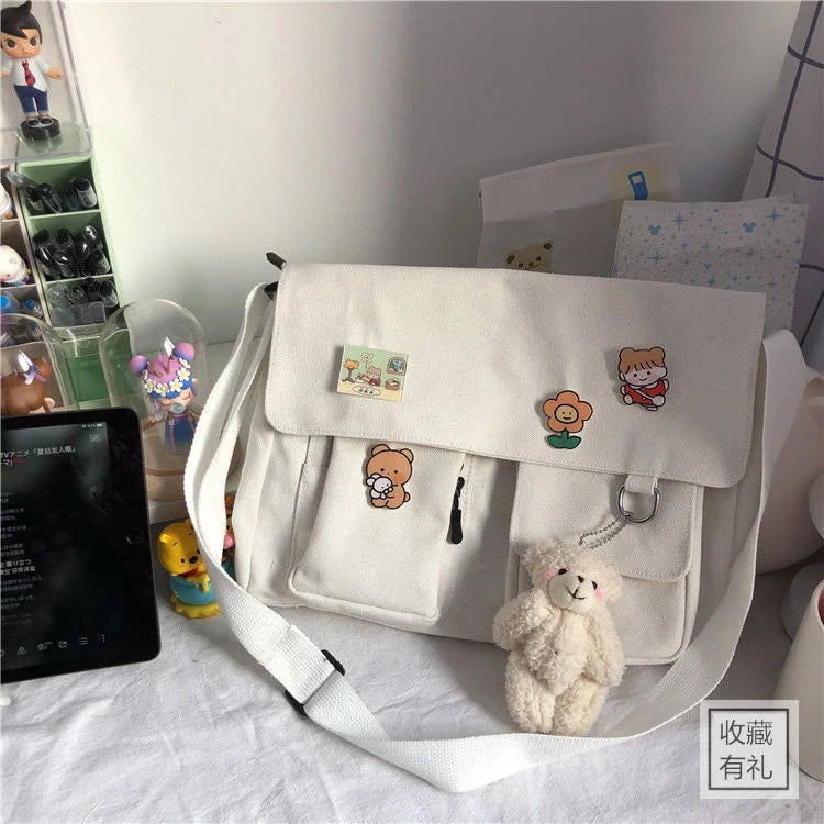 sac blanc casual porté en crossbody style streetwear japonais