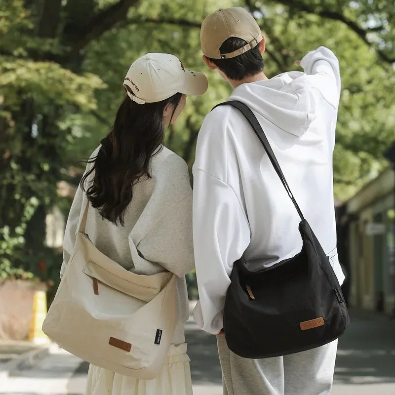 sac japonais en toile porté à l’épaule par un homme, style streetwear naturel