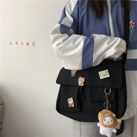 sac bandoulière noir harajuku assorti à tenue streetwear