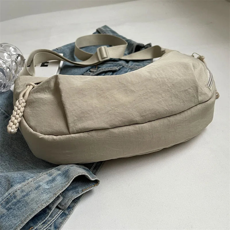 détail du sac bandoulière beige en nylon pour femme