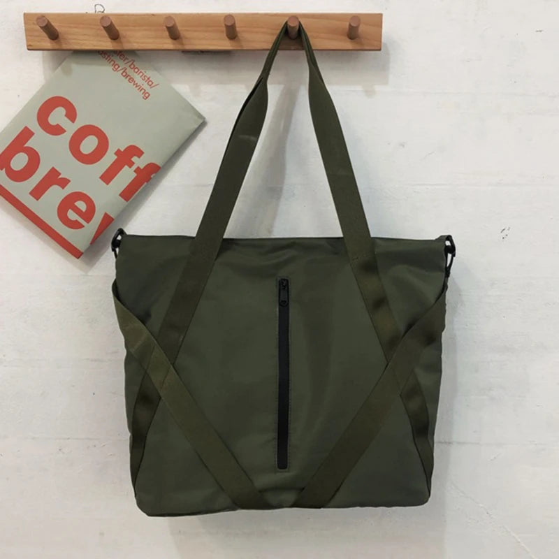 intérieur du sac en nylon montrant grande capacité de rangement