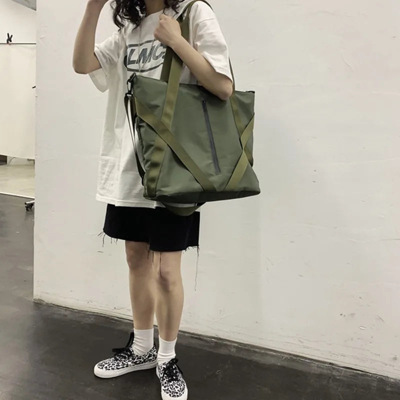 homme portant sac fourre-tout noir style rétro