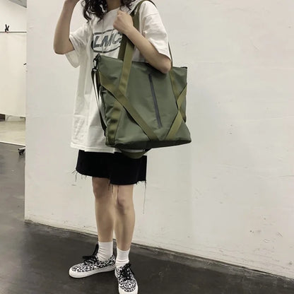 homme portant sac fourre-tout noir style rétro