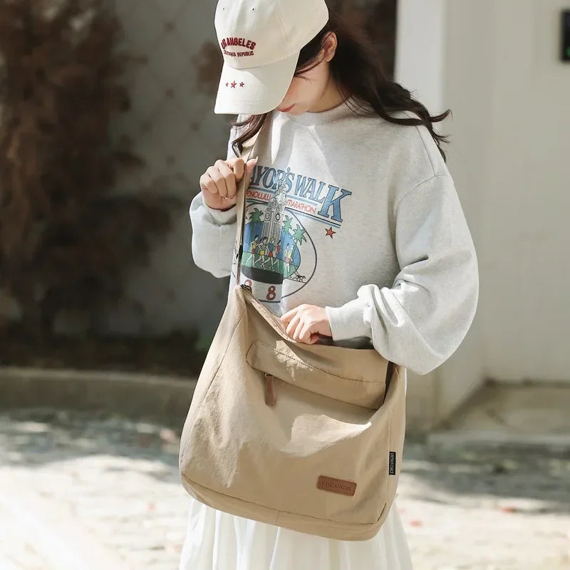 sac en toile beige japonais porté par une femme, format étudiant grande capacité