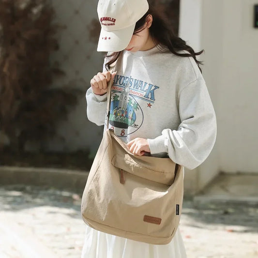 sac en toile beige japonais porté par une femme, format étudiant grande capacité
