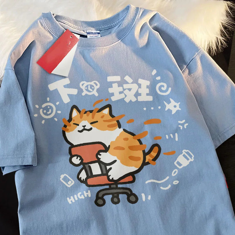 T-shirt bleu pastel imprimé chat fun skateboard, streetwear unisexe coréen
