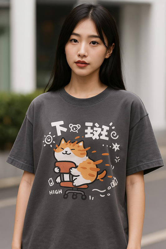 Femme portant un t-shirt gris imprimé chat vintage, style coréen streetwear
