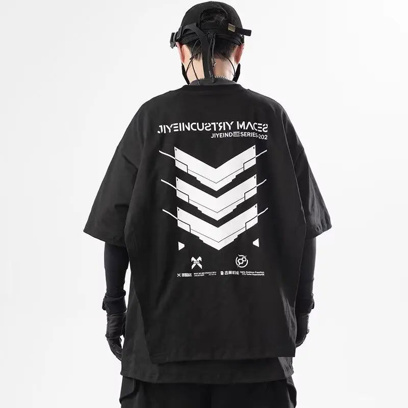 vue de profil d’un homme portant un t-shirt techwear à cape oversize noir