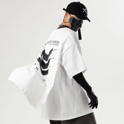 dos du t-shirt techwear oversize avec imprimé flèches blanches style futuriste