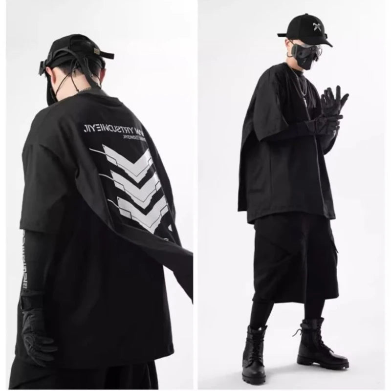dos du t-shirt techwear oversize avec imprimé flèches blanches style futuriste