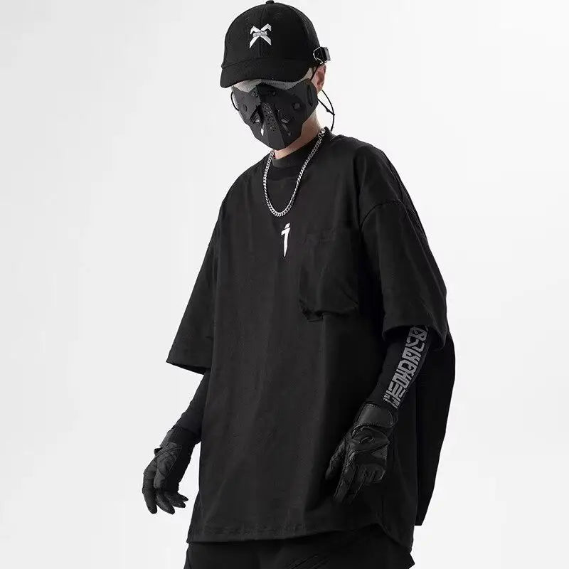 cape textile fluide du t-shirt techwear noir en mouvement