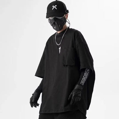 cape textile fluide du t-shirt techwear noir en mouvement