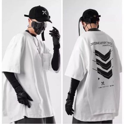 lookbook techwear hommes portant t-shirts cape oversize blanc