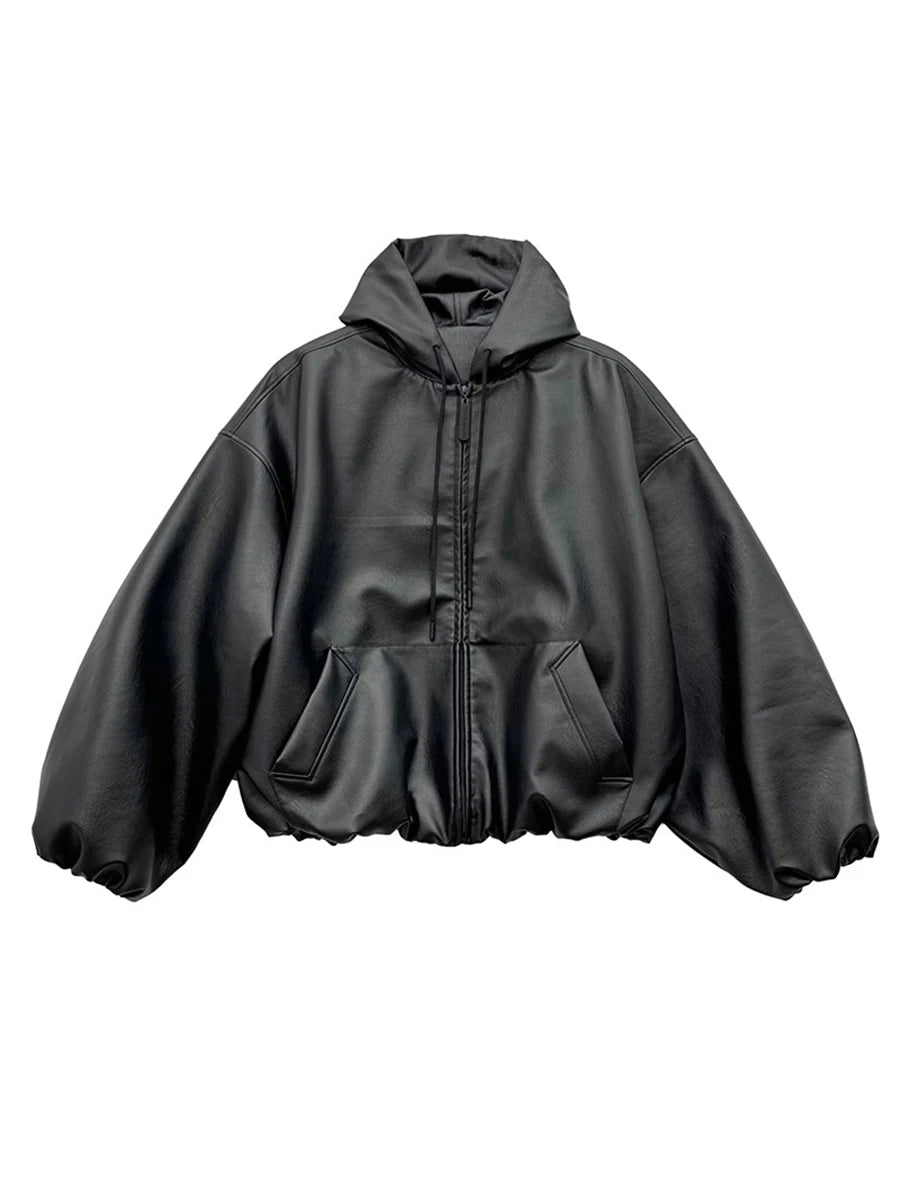 dos d’un homme portant une veste en cuir PU noir avec capuche style k-fashion surdimensionnée