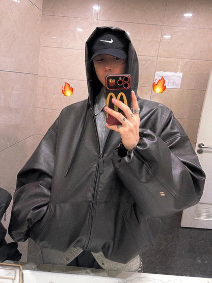 homme debout portant une veste oversize en cuir PU noir look streetwear urbain