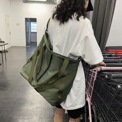 look mode coréenne avec sac fourre-tout en nylon vert