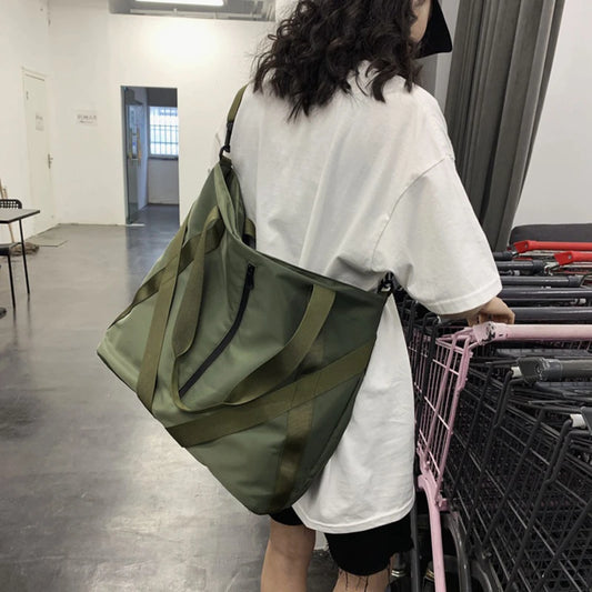 look mode coréenne avec sac fourre-tout en nylon vert
